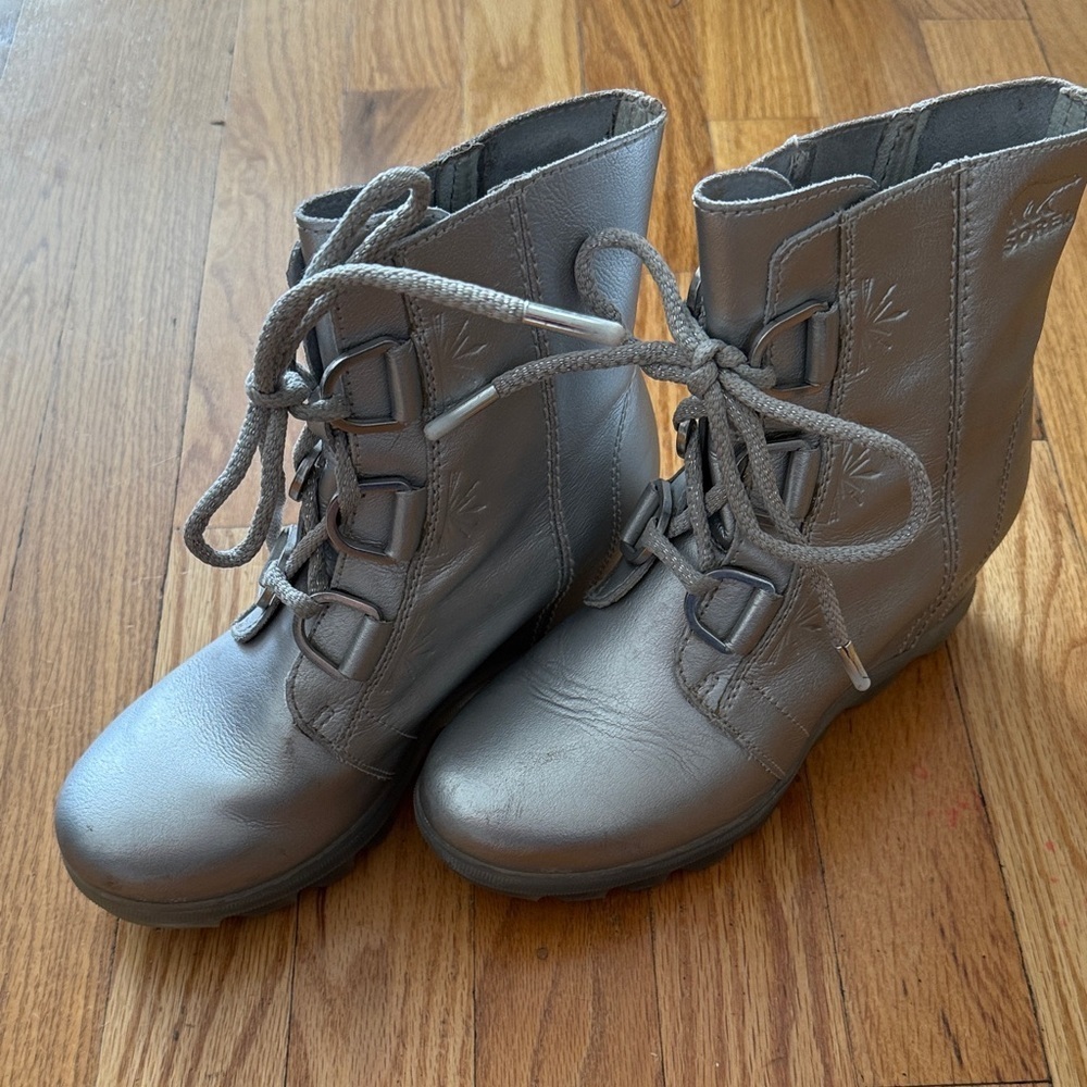 Sorel‎ x Disney Elsa silver Joan of Arctic wedge tween Metallic Gray Kids Boots